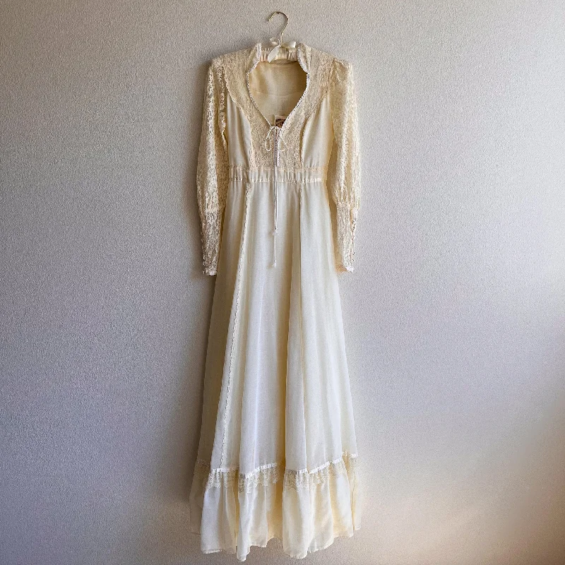 Gorgeous 1970s Cream Lace Gunne Sax Gown (XS)